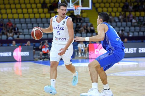Σφίξιμο στη μέση ο Λαρεντζάκης, δεν θα παίξει στο β' μέρος με το Ισραήλ