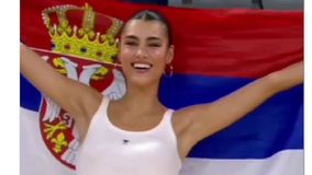 Μαρία Γκόικοβιτς: Η εντυπωσιακή παρουσία που έκλεψε την παράσταση στο Ελλάδα-Σερβία (vid)