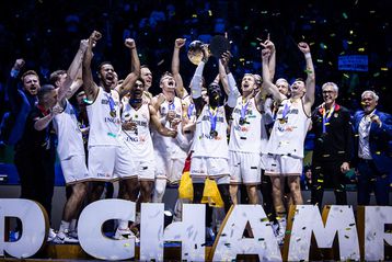 Η απονομή του τροπαίου στην παγκόσμια πρωταθλήτρια Γερμανία (vid)