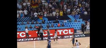 Ο εκνευρισμένος Ντόντσιτς έδωσε στο φινάλε του Σλοβενία-Γερμανία και με ειρωνική διάθεση την μπάλα στους διαιτητές (vid)