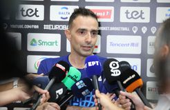 Χαραλαμπίδης: «Σημαντικό το ότι στα αποδυτήρια, μετά τον αγώνα, δεν πανηγύριζε κανείς» (vid)