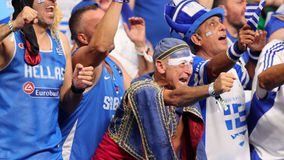 Πελαργοί: «Έλα κι εσύ να ενισχύσουμε την επίσημη αγαπημένη»