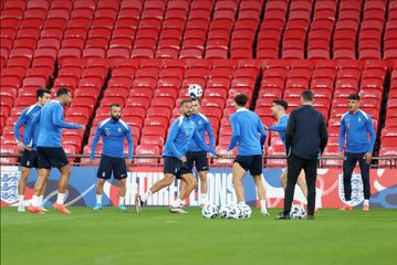 Τα μαύρα περιβραχιόνια με τα οποία θα αγωνιστούν παίκτες και διαιτητές στο Αγγλία - Ελλάδα (pic)