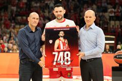 Αποθέωση για Παπανικολάου στο ΣΕΦ - Τον τίμησαν οι Αγγελόπουλοι (vid)