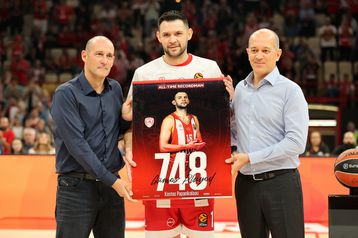 Αποθέωση για Παπανικολάου στο ΣΕΦ - Τον τίμησαν οι Αγγελόπουλοι (vid)