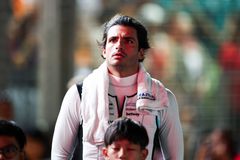 Ο Σάινθ μιλάει εκ μέρους των οδηγών: «Το παρακάνουν με τις κοπέλες και τις διασημότητες»