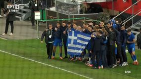 Οι παίκτες της Εθνικής φωτογραφήθηκαν με την ελληνική σημαία μετά τον θρίαμβο τους επί της Γερμανίας