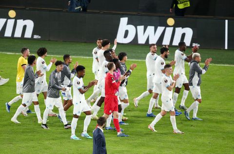 Οι παίκτες της Μαρσέιγ «υποκλίθηκαν» μπροστά στους οπαδούς της ΑΕΚ (vid)