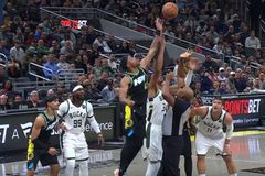 To χαμένο τζάμπολ του Αντετοκούνμπο από τον 18 πόντους κοντύτερο Μπρους Μπράουν (vid)