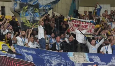 Εκπληκτικό σκηνικό: Οπαδοί της ΑΕΚ και της Μαρσέιγ τραγουδούσαν μαζί στην κερκίδα μετά τη λήξη (vid)
