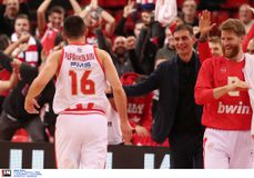 Ολυμπιακός-Βιλερμπάν: Χειροκρότημα από το κοινό στο ΣΕΦ για Μπαρτζώκα - Η αλλαγή στην είσοδο των παικτών