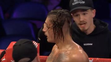 Δεν ξανάγινε: Κούρεψαν μποξέρ εν ώρα αγώνα!