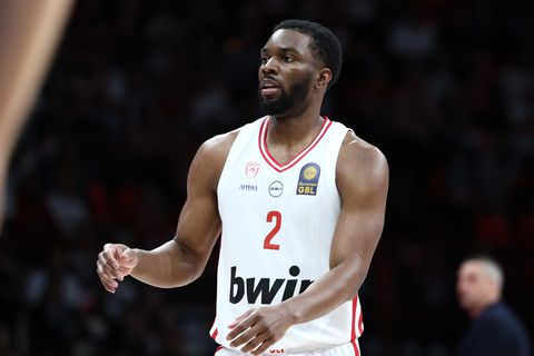 Η επιστροφή του Έβανς και τα χαμόγελα των φίλων του Ολυμπιακού στο ΣΕΦ (vid)