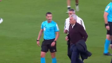 Ο Μουρίνιο πήρε στο... κυνήγι τον διαιτητή στην ισοπαλία της Μπενφίκα με την Κάζα Πία (vid)