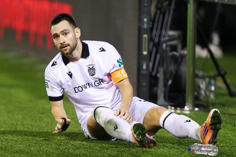 Επιτρέπεται να βρέχουν οι ομάδες το χορτάρι τους: Τι αναφέρει ο κανονισμός;