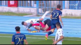 Απίστευτη στιγμή στο Καλλιθέα - Καλαμάτα: Ο Βαλεριάνος «ισοπέδωσε» καταλάθος τον βοηθό διαιτητή (vid)