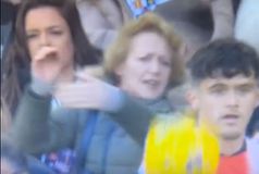 Έπος: Γυναίκα οπαδός έδινε οδηγίες στους παίκτες της Λούτον και εκνευρίστηκε που δεν την άκουγαν (vid)