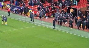 Σε κατάσταση «σοκ» ο Τεν Χαχ: Εμεινε μόνος του να κοιτάει το κενό μετά την βαριά ήττα από την Μπόρνμουθ (vid)