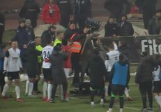 Χάος στη Βουλγαρία - Το ντέρμπι κρίθηκε στο 108' και οπαδοί της ΤΣΣΚΑ Σόφιας τραυμάτισαν προπονητή της Λουντογκόρετς (vid+pics)