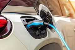 Κυβέρνηση: Ναι στην ηλεκτροκίνηση και με επιδοτήσεις – Τι έρχεται;