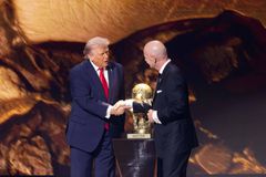 Ο Ινφαντίνο κατηγορείται ότι έσπασε τους κανόνες της FIFA για τη βράβευση στον Τραμπ