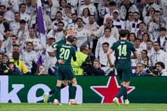 Πέρασε από το Μπερναμπέου με ανατροπή η Σίτι - «Καθάρισε» τη Νάπολι η Μπενφίκα