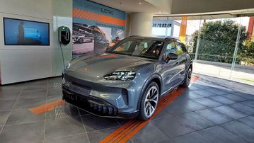 Βλέπουμε από κοντά την ολοκαίνουργια Porsche Cayenne Electric