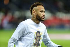 Πελέ: Οι παίκτες της Παρί έκαναν προθέρμανση φορώντας μπλουζάκια με το πρόσωπό του