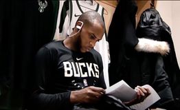 Χωρίς τον Μίντλετον οι Μπακς, δίχως τον Γιάνγκ οι Χοκς