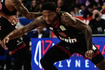 Τζόουνς για το ντεμπούτο του: «Έχουμε την καλύτερη φροντ λάιν, θέλω να κατακτήσω όλους τους τίτλους» (vid)