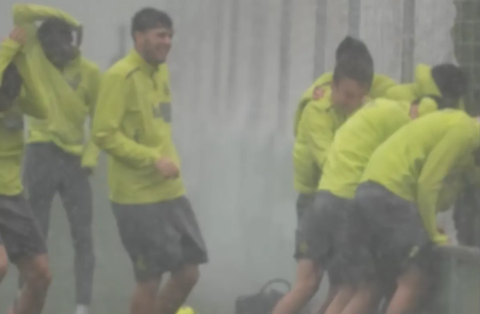 Η Σανταντέρ αντιμετώπισε με χιούμορ την κακοκαιρία (vid)