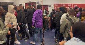 Απίστευτες σκηνές στη μεικτή ζώνη του Αλγερία - Νιγηρία με δημοσιογράφους να πιάνονται στα χέρια (vid)