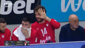 Ο Μπαρτζώκας έσκυψε και η μπάλα χτύπησε τον Βεζένκοφ που καθόταν στον πάγκο