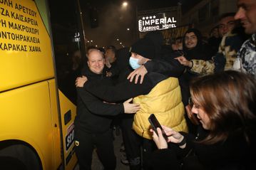 Αποθέωση της αποστολής της ΑΕΚ από κόσμο, στην αναχώρηση για το Βικελίδης (vid)