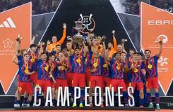 Η απονομή του τροπαίου στην Υπερκυπελλούχο Ισπανίας Μπαρτσελόνα