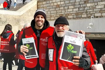 Νίκος Παππάς: Έγινε πωλητής της «Σχεδίας» στο Σύνταγμα!