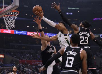 Νέο show του Αντετοκούνμπο στο Λ.Α., οι Μπακς νίκησαν και τους Κλίπερς (vids)