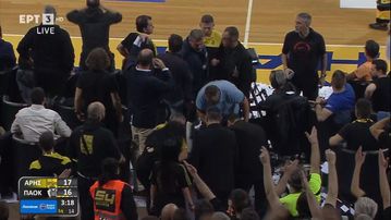 Διακοπή στο ντέρμπι: Φίλαθλος στα courtseats αποχώρησε με φορείο (vid)