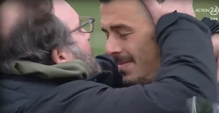 Συγκλονιστικές στιγμές: Λύγισε ο Κυριακίδης στο γήπεδο, η διοίκηση του Ηρακλή του έδωσε φανέλα με όνομα της αδικοχαμένης συζύγου του (vid)