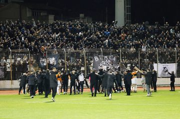 Οι παίκτες του ΟΦΗ πανηγύρισαν την πρόκριση στον τελικό με κρητικούς χορούς