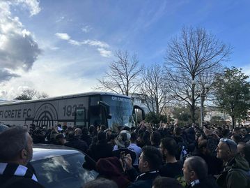 Αποθέωση Κόντη από τους οπαδούς του ΟΦΗ (vid)