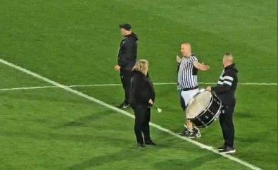 Συγκλονιστική στιγμή: Η μητέρα ενός από τα αδικοχαμένα «αετόπουλα» βάρεσε τύμπανο στην Τούμπα (vid)