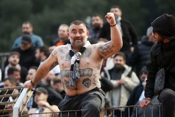 Απίστευτες εικόνες με τους φίλους του ΟΦΗ να πανηγυρίζουν την πρόκριση από το βουνό (vid)