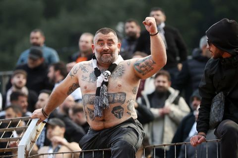 Απίστευτες εικόνες με τους φίλους του ΟΦΗ να πανηγυρίζουν την πρόκριση από το βουνό (vid)