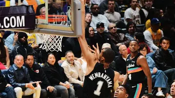 Σόου Γουεμπανιάμα και εύκολη νίκη για τους Σπερς κόντρα στους Λέικερς