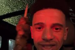 Ο Τάισον γιόρτασε με σουβλάκι την πρόκριση του ΠΑΟΚ (vid)