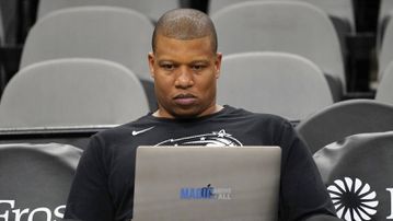 Ο Μάικ Μπατίστ στο προπονητικό επιτελείο της Team World