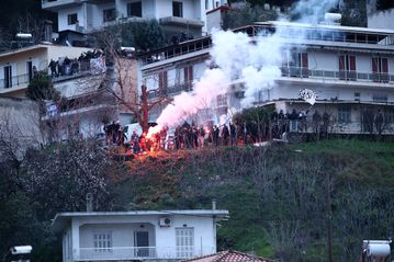 Οι πανηγυρισμοί των φίλων του ΟΦΗ από το βουνό στο γκολ του Λαμπρόπουλου (vid)