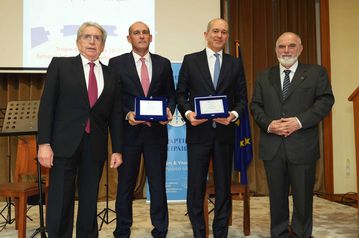 Οι Αγγελόπουλοι βραβεύτηκαν από την Ελληνική Αντικαρκινική Εταιρεία