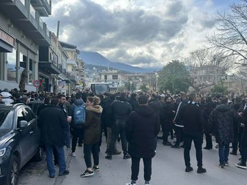 Χαμός έξω από το ξενοδοχείο του ΟΦΗ ενόψει Λεβαδειακού (vid)